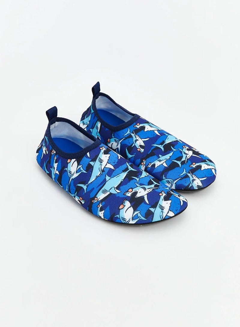 رونق حذاء مائي للأطفال بطبعة أسماك القرش المرحة مقاس 35، 34 مثالي للشاطئ والسباحة والأنشطة المائية، تصميم مريح وخفيف الوزن وسريع الجفاف._ حذاء مائي ـ جزمه مائيه - حذاء رياضي مائي_ أدوات سباحه ـ اكسسوارات سباحه ـ العاب مائيه ـ مستلزمات سباحه - Image 1